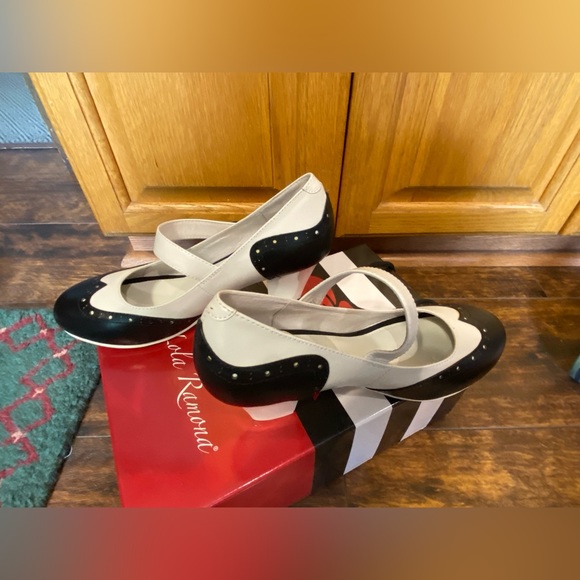 LOLA RAMONA MARY JANE SPATS SPECTATOR RETRO VINTAGE PUMPS HEELS NIB - Picture 5 of 16